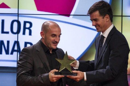 Albert Ferrer recibe el premio al mejor entrenador catalán en noviembre del 2014.