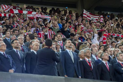 El Rey escucha el himno español entre pitos durante la final de la Copa del Rey entre el Barça y el Athletic en el Camp Nou.