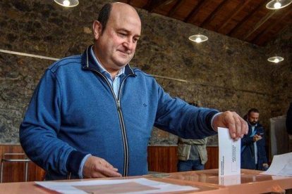 El presidente de la ejecutiva del PNV, Andoni Ortuzar, vota este domingo para las elecciones generales.