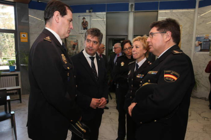 El director general de la policía, Ignacio Cosidó (centro), con los mandos policiales en su recorrido por la comisaría de Ponferrada. l. de la mata