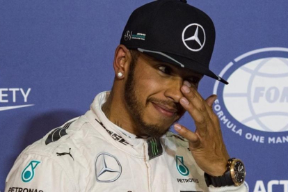 Lewis Hamilton, tras ganar la pole position de Bahrein.