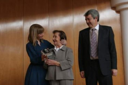 Eugenia Gancedo entrega la placa a la mujer de Ropero, Purificación Prieto, en presencia de Miguel M