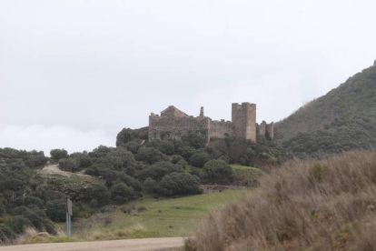 Camino de Invierno a su paso por el castillo de Cornatel, en el municipio de Priaranza del Bierzo. ANA F. BARREDO