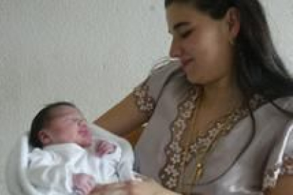 Maite contempla a su hija Rosa, nacida en la madrugada del 1 de enero en León, y que se llamará Rosa