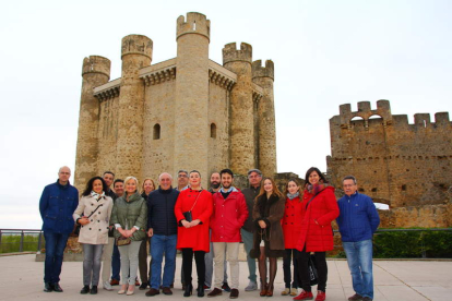 Imagen de parte del grupo durante la visita al Castillo de Valencia de Don Juan el pasado sábado. DL