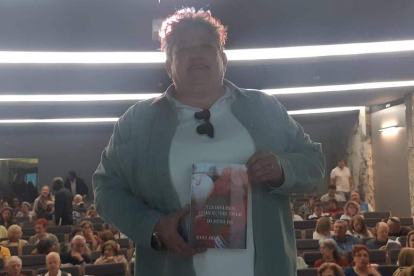 La mítica Celsa García llenó el salón de actos del Ayuntamiento de León en la presentación de su libro. DL