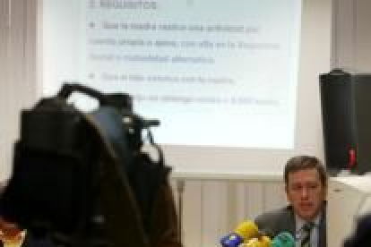 Javier Estrada, delegado de Hacienda en León, explicó ayer los entresijos de la nueva ayuda