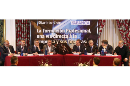Jorge Díez, Francisco Mateo, Javier Cepedano, Joaquín S. Torné, Marcos Lamas, Juan Francisco García Marín, Julio Álvarez y José Ramón Chacón, en el encuentro celebrado ayer. RAMIRO