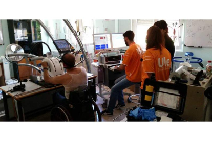Los investigadores del Instituto de Biomedicina realizando una de las pruebas a un paciente. DL
