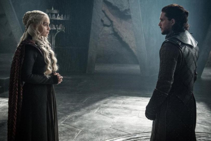 Los actores Emilia Clarke (como Daenerys Targaryen) y Kit Harington (Jon Snow), en la serie de la cadena HBO Juego de tronos.