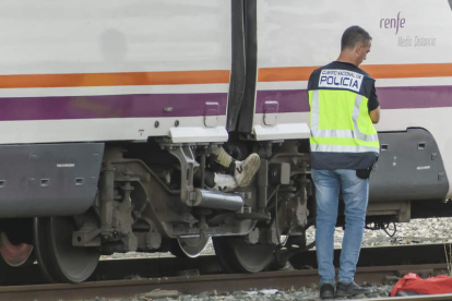 Los pies del joven fallecido sobresalen entre los dos vagones en la estación de Santa Justa. RAÚL CARO