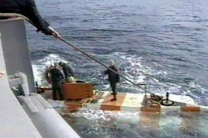 Miembros de los equipos de rescate rusos regresan en un minisubmarino tras una inmersión en busca del sumergible siniestrado en el mar de Barents.