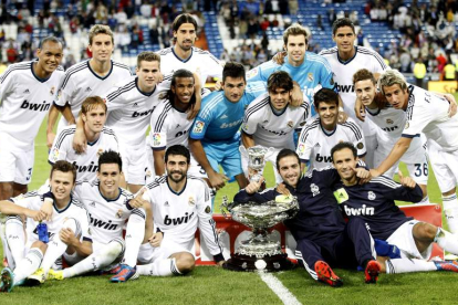 Los jugadores del Real Madrid celebran con la copa tras vencer al Millonarios en el Trofeo Santiago Bernabéu.