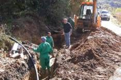 Obras de renovación de la red de abastecimiento de Valdesamario