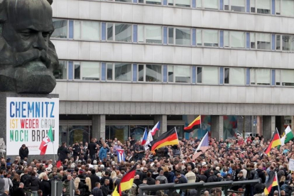 Manifestación contra los refugiados y inmigrantes convocada por los ultraderechistas de AfD junto al monumento de Karl Marx, en la ciudada sajona de Chemnitz, el 1 de septiembre del 2018.