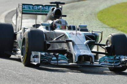 Lewis Hamilton, al volante de su Mercedes, durante la segunda sesión de entrenamientos, este viernes en Melbourne.