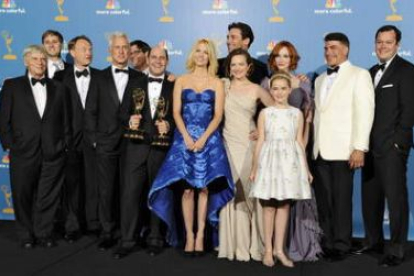 Los actores de la galardonada serie «Mad men» posando con sus trofeos.