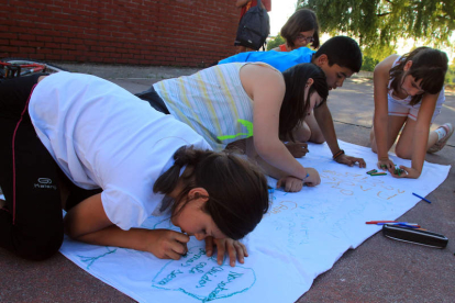 Los alumnos del Campo de los Judíos preparando las pancartas para la manifestación de hoy