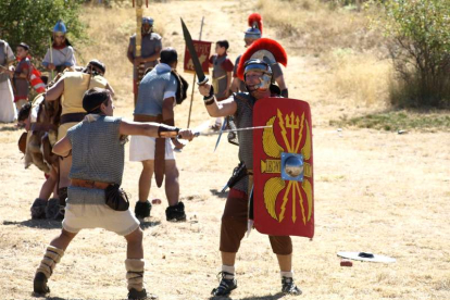 Un momento de la recreación de la batalla entre cántabros y romanos.