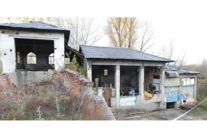 El antiguo cargadero de carbón donde ocurrió el crimen se encuentra en estado ruinoso en la carretera de Viloria.