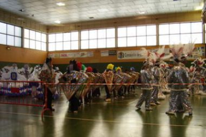 Los grupos de carnaval, concentrados en el polideportivo antes de desfilar en una imagen de archivo