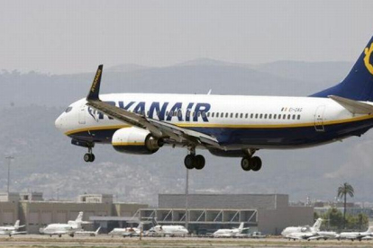 Un avión de Ryanair en El Prat.