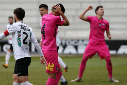 Los jugadores de la Deportiva lamentan uno de los dos goles del Burgos.
