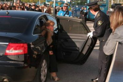 Antonio Basagoiti (izquierda) extiende la mano al alcalde de Ponferrada, Riesco, y al presidente de