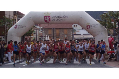 Más de 300 corredores se dieron cita en la Carrera Popular José Manuel García de La Robla que tuvo como vencedor a David Garrilla.