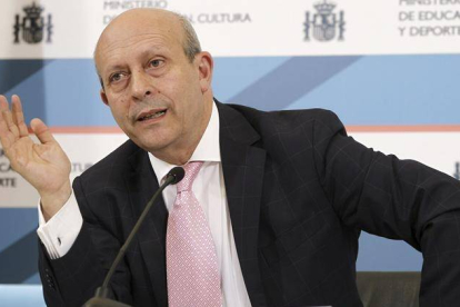 l ministro de Educación, José Ignacio Wert, durante la rueda de prensa que ha ofrecido para informar sobre el borrador de Proyecto de Real Decreto por el que se establecen los umbrales de renta y patrimonio familiar y las cuantías de las becas y ayudas al