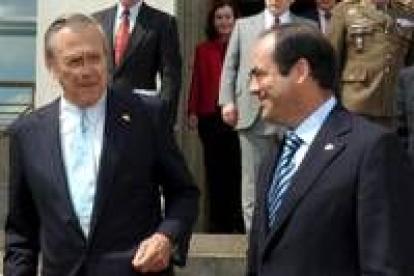 José Bono conversa con el secretario de Defensa de EE.UU. Donald Rumsfeld a su llegada al Pentágono