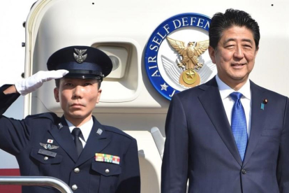 Shinzo Abe en su salida de Japón con destino a EEUU.