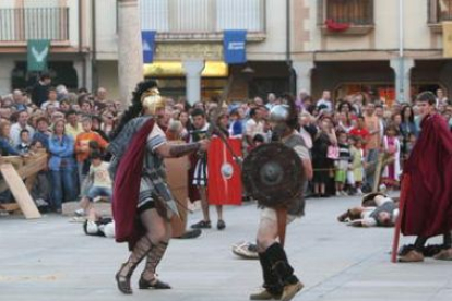 Dos soldados combaten durante la celebración de la fiesta astur-romana de Astorga.