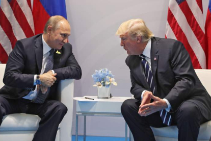 Vladimir Putin y Donald Trump durante una reunión entre ambos mandatarios. KLIMENTYEV