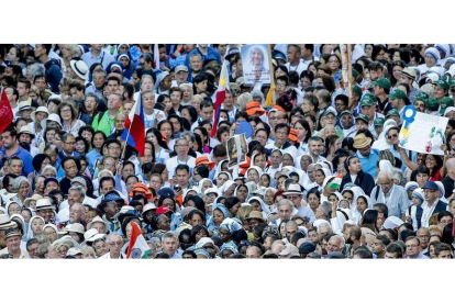 Más de 100.000 personas asistieron ayer a la canonización de la madre Teresa de Calcuta. FABIO FRUSTRACI
