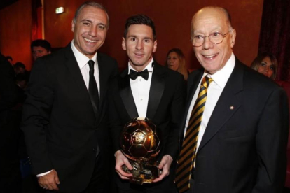 Leo Messi, quíntuple ganador del Balón de Oro, junto a los también premiados azulgranas Hristo Stoichkov (1994) y Luis Suárez (1960).