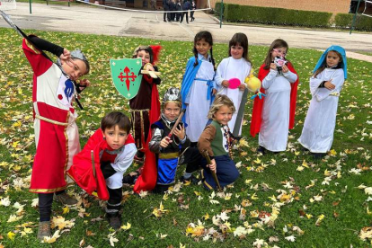 Jóvenes, niños y mayores se esmeran en los disfraces para celebrar Halloween (Holywins en el Peñacorada). J. NOTARIO