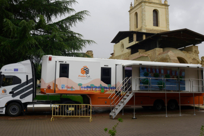 El autobús de la Junta, frente a la torre de San Benito, este lunes en Sahagún. ACACIO
