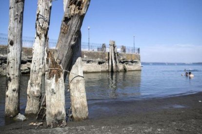 El lago Bracciano, principal suministrador de agua de Roma, el domingo.