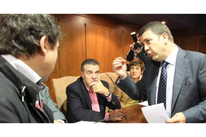 Folgueral, Álvarez y Riesco hablan antes de un Pleno.