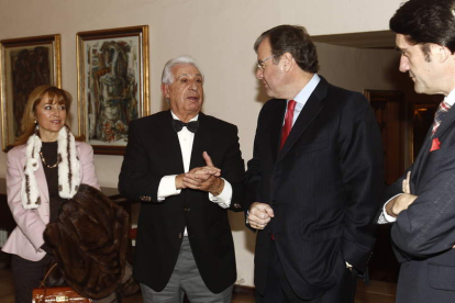El gerente de Santa Ana, Raúl Álvarez, conversa con Silván y Suárez Quiñones.