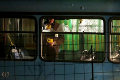 Un forense examina el autobús tiroteado por el agresor, este miércoles en Sarajevo.