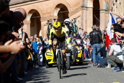Primoz Roglic, camino de su victoria en la primera etapa del Giro.