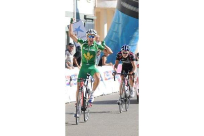 Arturo Mora vence en el sprint de Cembranos al ruso Vladimir Shschekunov.