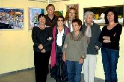 Foto de familia de los siete de los diez artistas que exponen en la sala Torreblanca