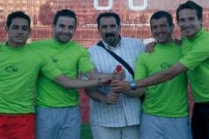 El cuarteto leonés de relevos, con su entrenador en medio, contentos tras su gran actuación en Ávila