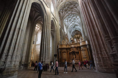 Interior de la Catedral de Astorga durante una visita. J. F. SALVADORES
