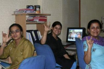 Varias empleadas de la Deaf Way Foundation de Nueva Delhi se encargan de lograr la inserción laboral