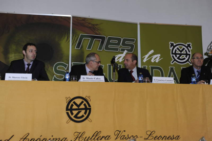 El director general de la Vasco Mario Calvo, con las autoridades asistentes al acto de clausura.