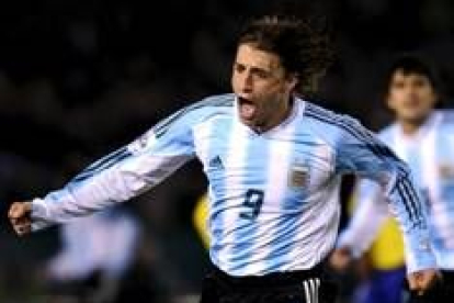 Hernán Crespo celebra un gol con la selección de Argentina